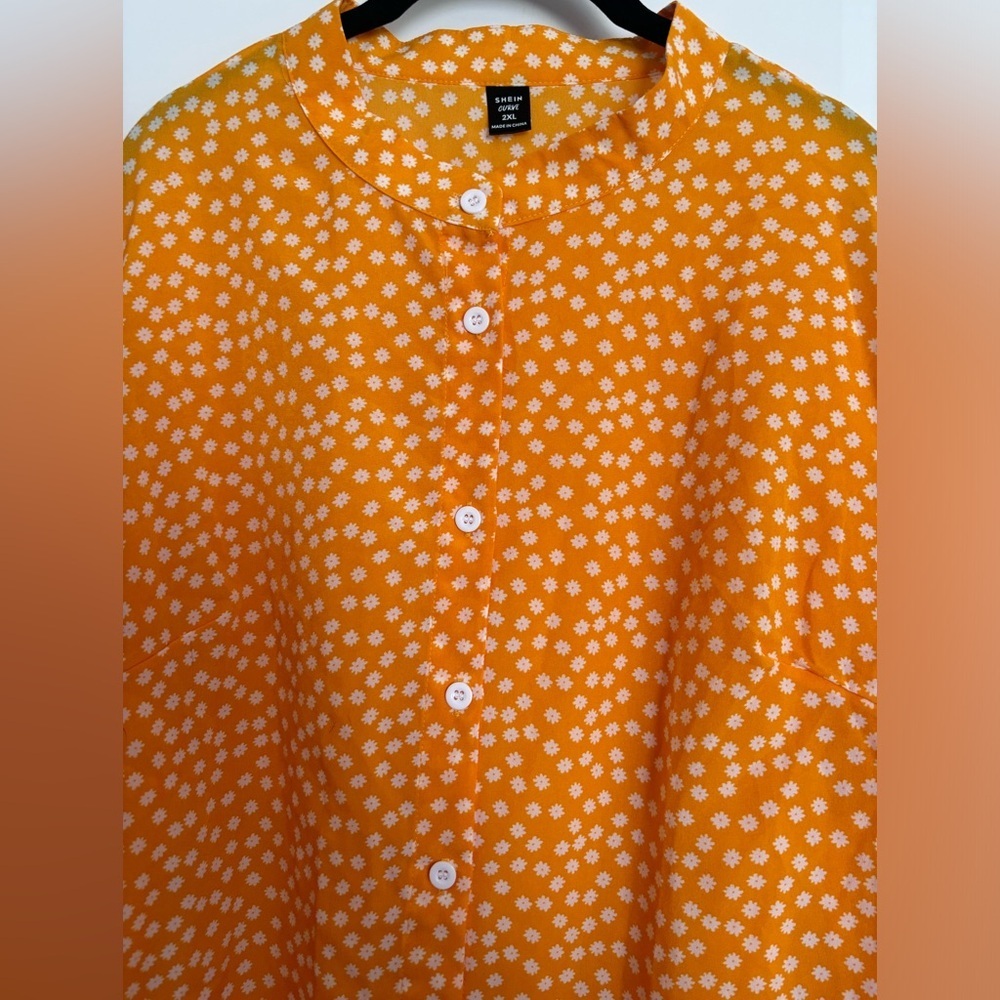 NWOT Vibrant Yellow Floral Button Down Blouse Size 2XL - Picture 2 of 4